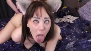 Femboy sucio envolvió el pene de su amiga trans en un sofá