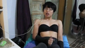 Orientalisches Crossdressen in Legging masturbiert