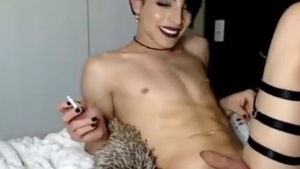 Minderjähriger Teenager, der sich vor einer Webcam wichst