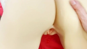 Atractiva dama twink follando a la muñeca de tantalya por el culo