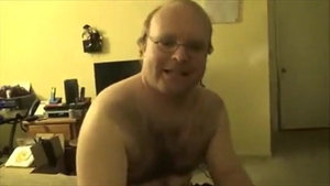 Engullendo el pene de su esposo, que mide 25 cm.