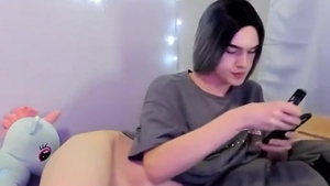 Schlanke Shelady Beauty mit saftigen Füßen und Beinen streichelt ihren kleine Penis