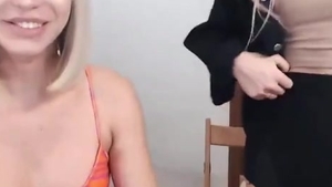 Zwei hübsche T-Girls