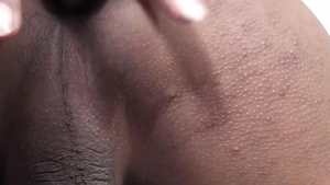 Transexual pequeña con grandes sacos de leche chupa el 10-libra de su amante hasta facial