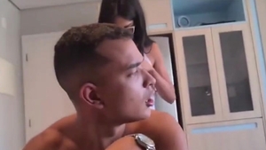 jovencita es golpeada por una transexual sucia
