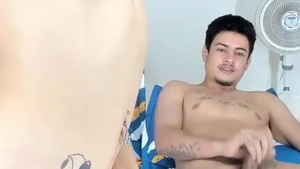Pequeña chica trans latina y su novio se maman la polla mutuamente en cámara web