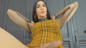 Lustige Latina in Dessous fickt ihren Mädchenschwanz