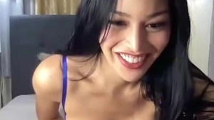 Tetas palpitantes transgénero asiática se masturba en la cámara web
