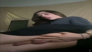 Chica trans se burla con tetas pequeñas