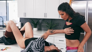 Trans Angels: La fête à la pinata devient coquine.