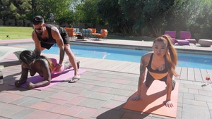 Trans Harder: Horny chicas curvas comparten un macho barbudo cubierto de semen