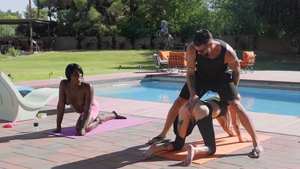 Trans Harder: Des beautés courbes partagent un mec barbu couvert d’éjaculation.