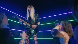 Trans Angels: Le plaisir des coulisses d’une blonde transgenre rock star