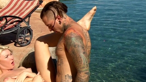 Devil's Tgirls: Casal trans gosta de rimming ao ar livre