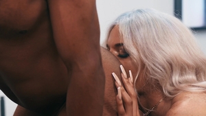 Trans Angels: Pilonnage anal en levrette pour Kyra.