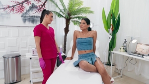 Trans Angels: Garota alta brinca com peitos grandes