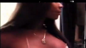 Chocolate rico t babe follada por un tipo blanco
