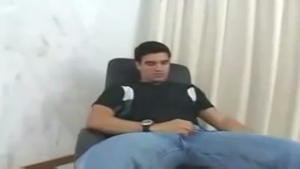 Ladyman de pecho plano en medias recibe embestidas