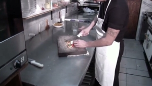 dama hombre arando en una cocina