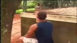 Twink chupa la polla de ts y luego se folla a ella en el exterior