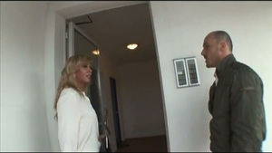 rubia italiana travesti allana uña en sofá.