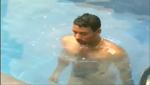 Sexo trans mutuo junto a la piscina