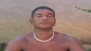 golpeando a un travesti flaco en la hierba verde