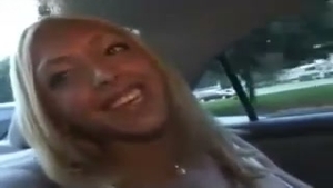 Admisible rubia transsexual en ropa interior blanca se ve increíble