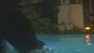 rubia fascinante con nudo analizado por la piscina