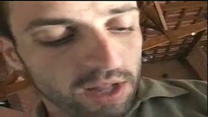 culo dolorosamente con un ts de pecho plano