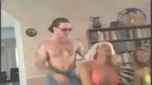 Locura de pandilla con un travesti rubio