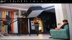 Señora de piernas largas clavando en un sofá.