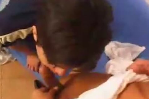 Brüstige Sheboy gibt ihrem Kerl ein Dekolleté