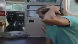 Enfermera travesti lujuriosa recibe un culo grande