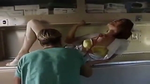 Lustige Ladyboy-Krankenschwester erhält Wazoo