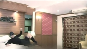 Un hombre enmascarado perfora a una ladyboy de edad legal