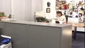 Trío de oficina con una transgénero