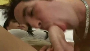 latina tetona se folla el ano de un jovencito
