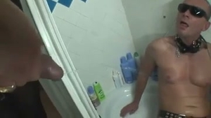 sucia tsc amante golpea a su villano.