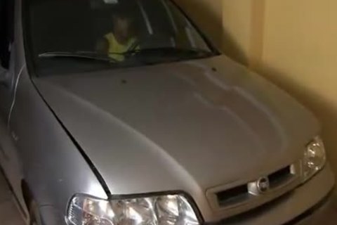 jovencito oscuro folla el culo de un travesti pervertido
