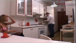 ella chico martillada en la cocina