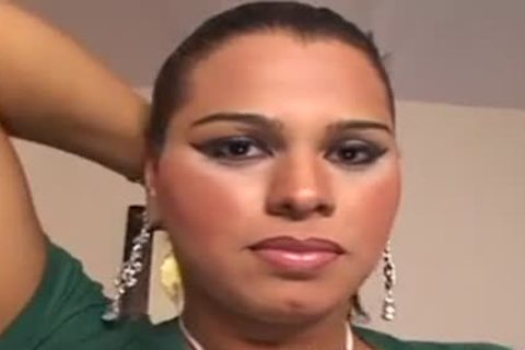 morena desagradable juega con el pelo y chupa pollas duramente mientras es follada