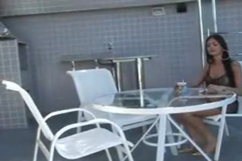 transexual latina monta a un tipo en el polo