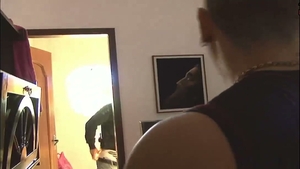 Deliciosa transexual rellenando a un chico por el ano