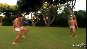Gangbang al aire libre en un sofá.