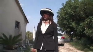 Enfermera asquerosa hace que un travesti se alegre