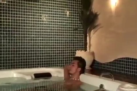 disfrute de ladyboy cerca la escena en vídeos machachap tub apretado