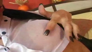 morena cabello toma dos varillas rigidas