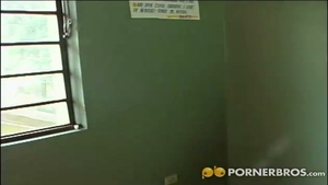 Pequeña rubia trans se deja follar el culo