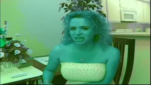 TS milf chupa una polla erguida